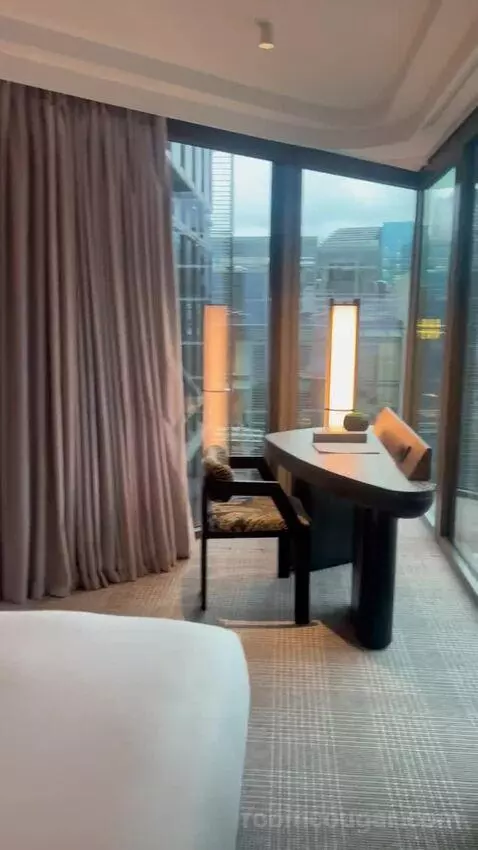 Walbrook Suite bed picture #8