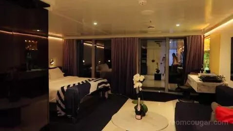 Suite (15291Z) bed picture #9