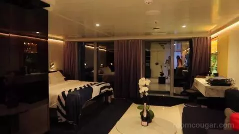 Suite (15291Z) bed picture #10