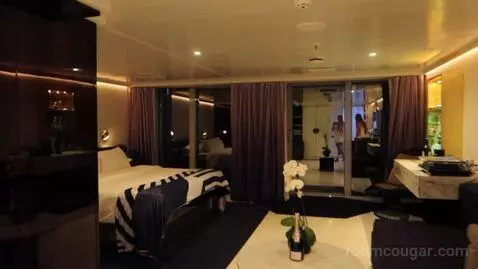 Suite (15291Z) bed picture #11