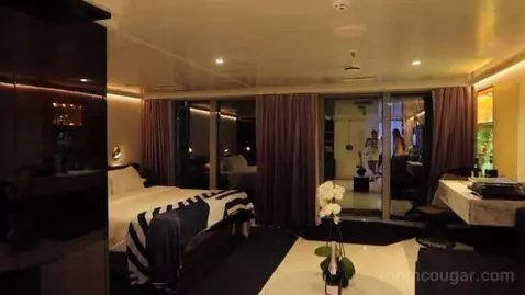 Suite (15291Z) bed picture #12