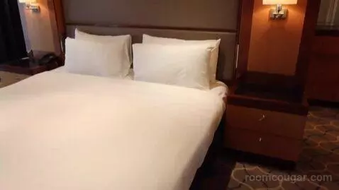 Royal Suite (#1556) bed picture #4