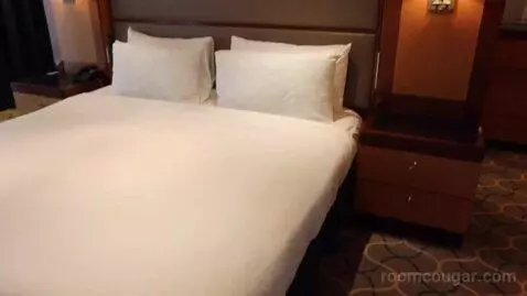 Royal Suite (#1556) bed picture #5