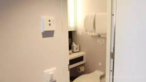 Balcony Cabin (10126Z) bathroom picture #1