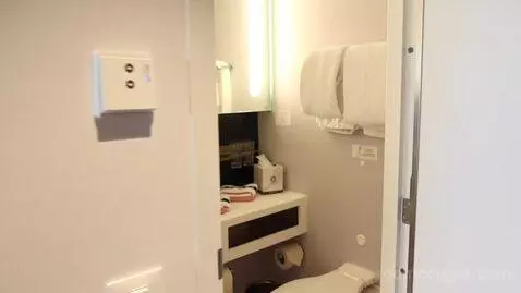 Balcony Cabin (10126Z) bathroom picture #3