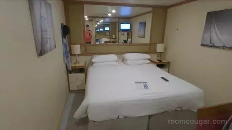 Inside Cabin (B252) bed picture #5