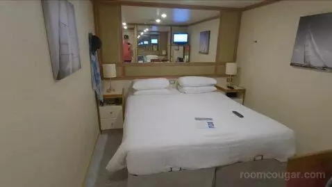 Inside Cabin (B252) bed picture #6