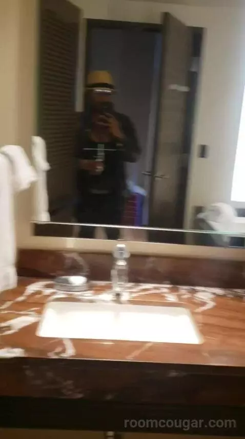 Deluxe King or Double Queen Room (#5109) bathroom picture #1