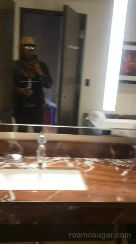 Deluxe King or Double Queen Room (#5109) bathroom picture #2