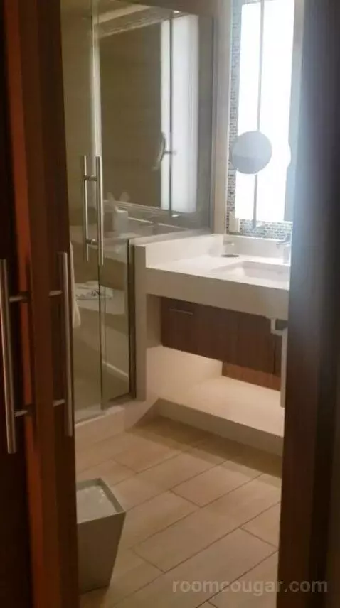 East Tower Deluxe King (#21207) bathroom picture #1
