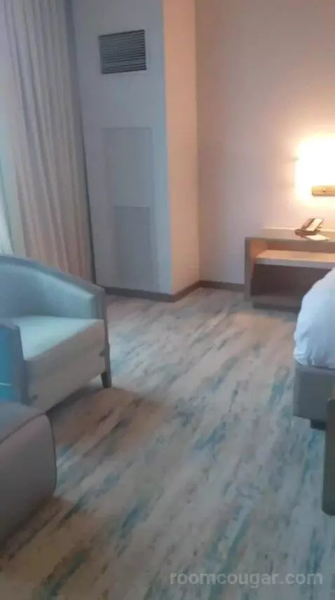 Deluxe King Room (Oasis Tower) bed picture #1