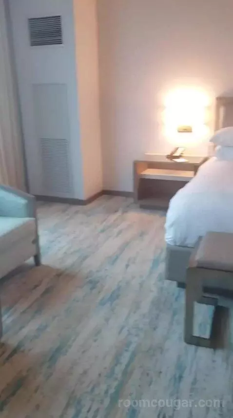 Deluxe King Room (Oasis Tower) bed picture #3