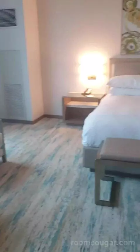 Deluxe King Room (Oasis Tower) bed picture #4