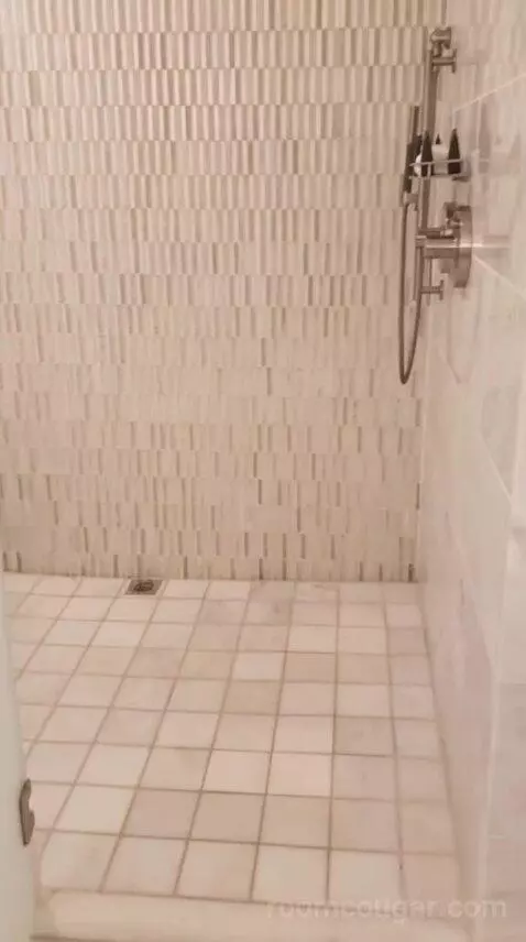 Deluxe King Room (Oasis Tower) bathroom picture #3