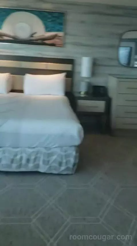 Fiore King Suite bed picture #5