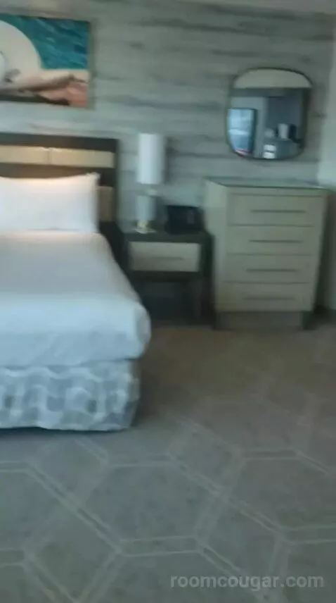 Fiore King Suite bed picture #6