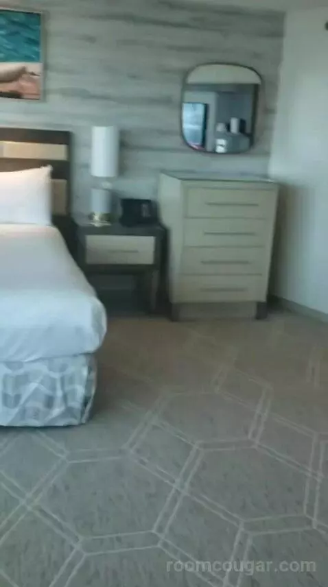 Fiore King Suite bed picture #7