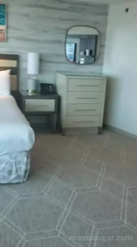 Fiore King Suite bed picture #8