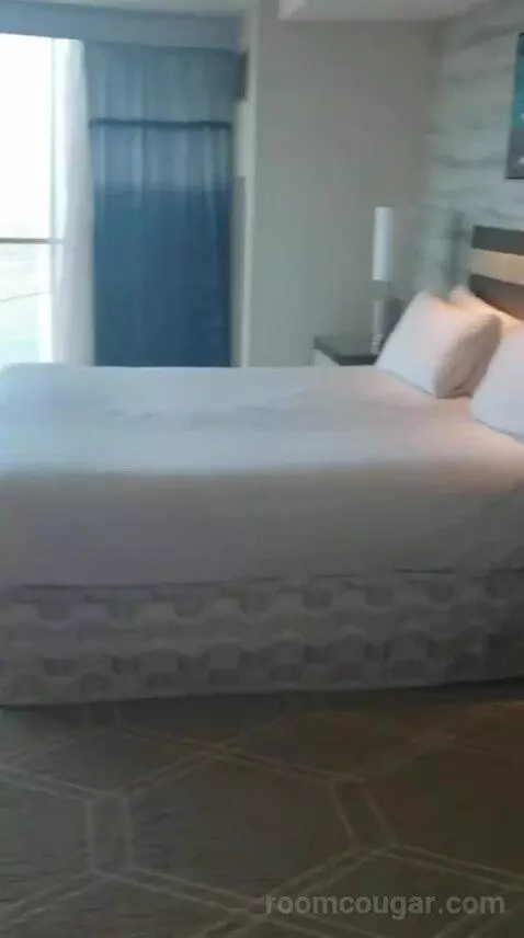 Fiore King Suite bed picture #9