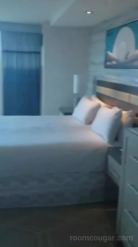 Fiore King Suite bed picture #1
