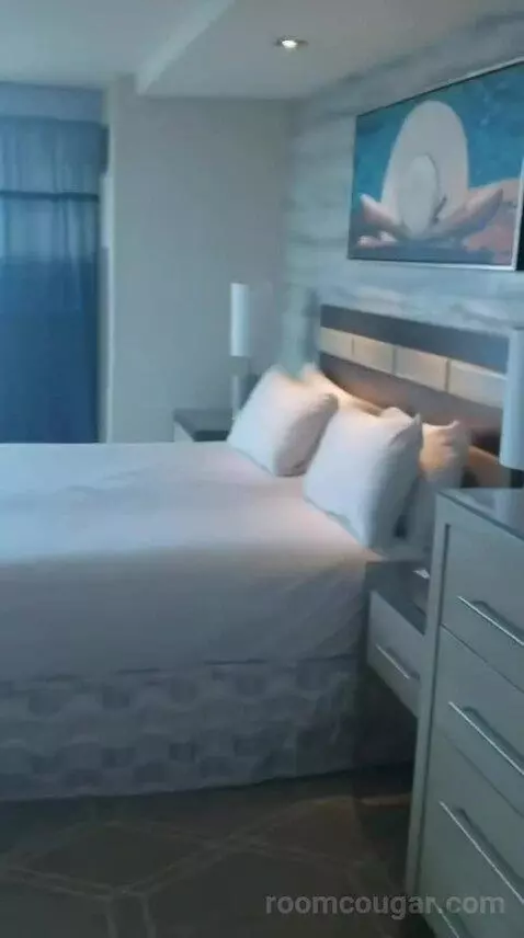 Fiore King Suite bed picture #2