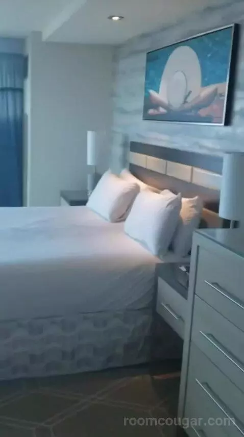 Fiore King Suite bed picture #3