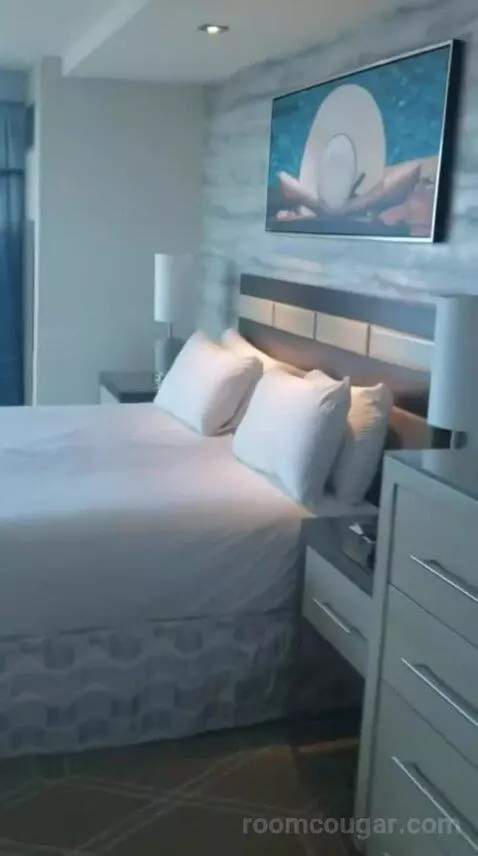 Fiore King Suite bed picture #4