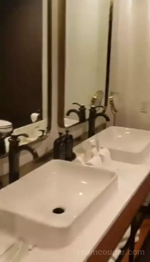 Suite (#267) bathroom picture #8