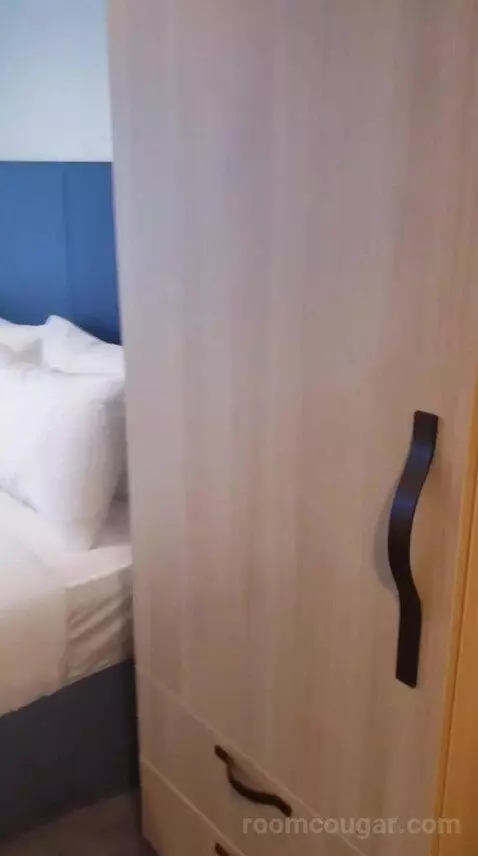 Balcony Cabin (Central Park) bed picture #4
