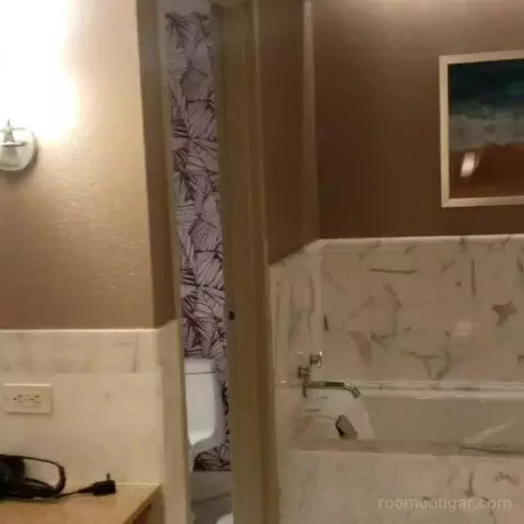 Corner Fiore Suite bathroom picture #4
