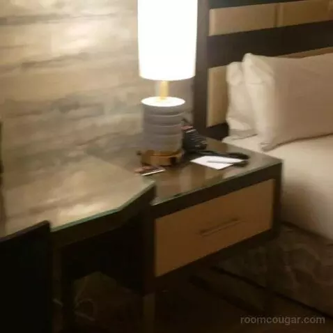 Corner Fiore Suite bed picture #3