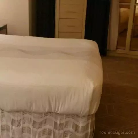 Corner Fiore Suite bed picture #5