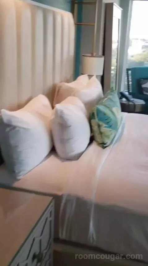 Corner King Room (#5084) bed picture #2