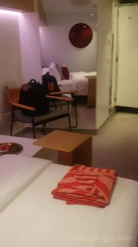 Insider (13242M) bed picture #3