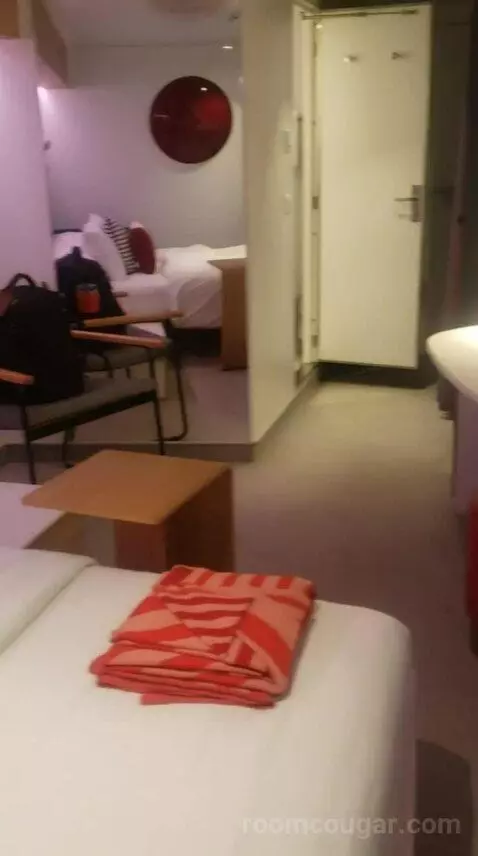 Insider (13242M) bed picture #5