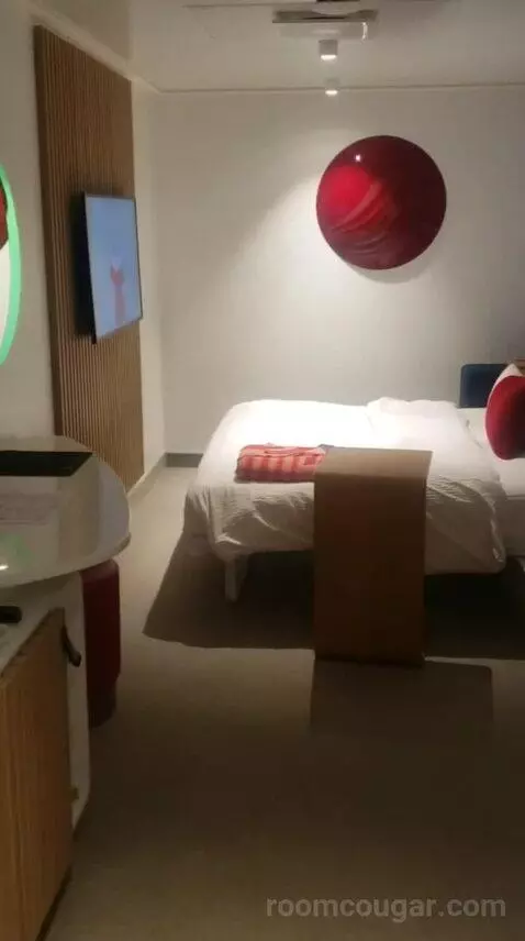 Insider (13242M) bed picture #9