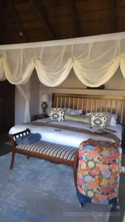 Luxury Suite (#8) bed picture #7