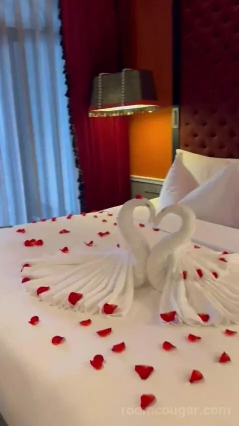 Classic King Room (#105) bed picture #1