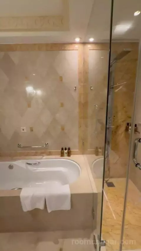 Suite (#783) bathroom picture #12