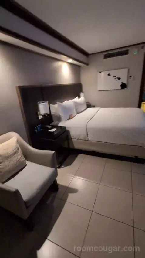 Executive Suite with Ocean View (#404) bed picture #9
