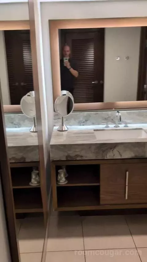 Executive Suite with Ocean View (#404) bathroom picture #1