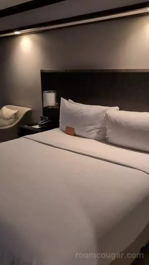 Executive Suite with Ocean View (#404) bed picture #7