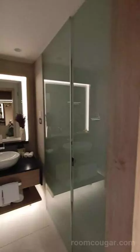 Standard Me Room with Patio View bathroom picture #1
