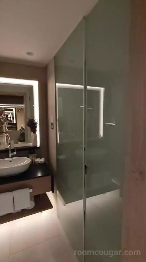 Standard Me Room with Patio View bathroom picture #2