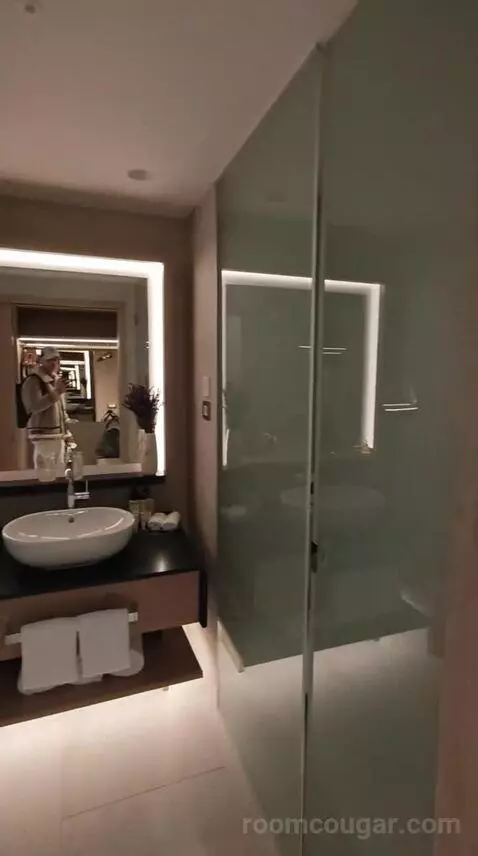 Standard Me Room with Patio View bathroom picture #3