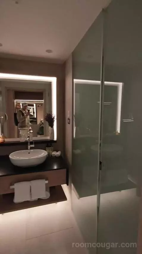 Standard Me Room with Patio View bathroom picture #4