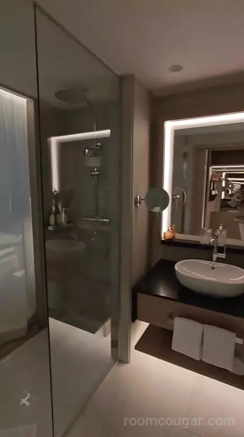 Standard Me Room with Patio View bathroom picture #7
