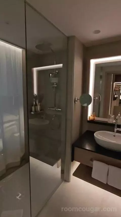 Standard Me Room with Patio View bathroom picture #8