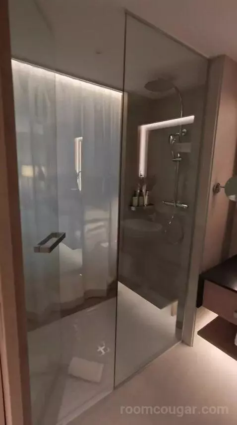 Standard Me Room with Patio View bathroom picture #9
