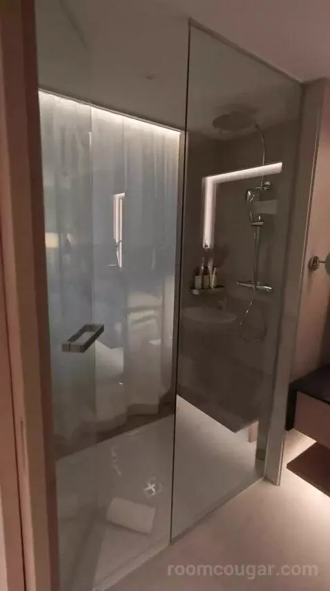 Standard Me Room with Patio View bathroom picture #10